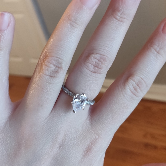 Pear shaped solitaire ring - Picture 3 of 4